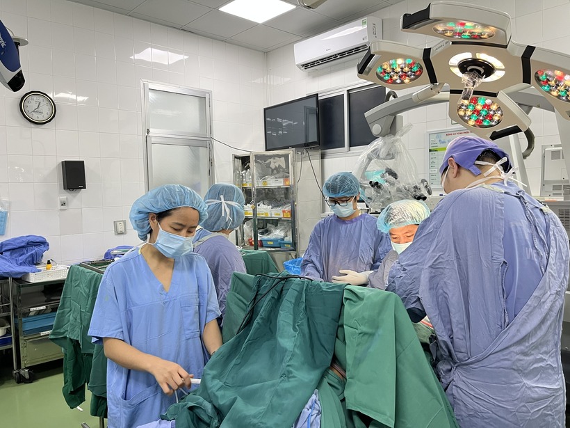 Các bác sĩ tiến hành phẫu thuật cắt bỏ 90% khối u và bảo tồn được dây thần kinh mặt cho bệnh nhân. Ảnh: BVCC