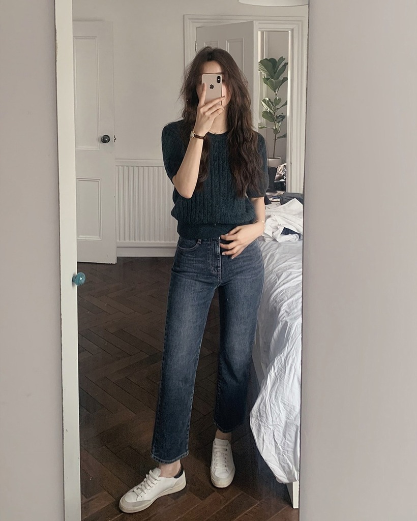 Các nàng đừng bỏ qua áo len cộc tay khi xây dựng phong cách mùa lạnh. Công thức áo len cộc tay và quần jeans ống đứng, giày sneaker trắng toát lên sự trẻ trung, năng động mà vẫn phù hợp với môi trường công sở.
