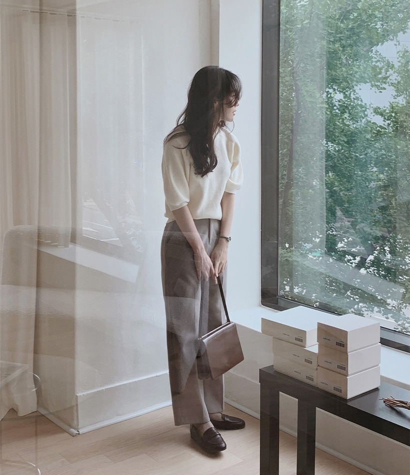 Outfit gồm áo len cộc tay, quần ống đứng và giày loafer có sự thanh lịch, phảng phất nét cổ điển. Một chiếc túi xách màu nâu sẽ là mảnh ghép hoàn hảo của outfit. Ngay cả khi không tô điểm phụ kiện cầu kỳ, chị em vẫn gây ấn tượng với outfit sang xịn mịn trên.