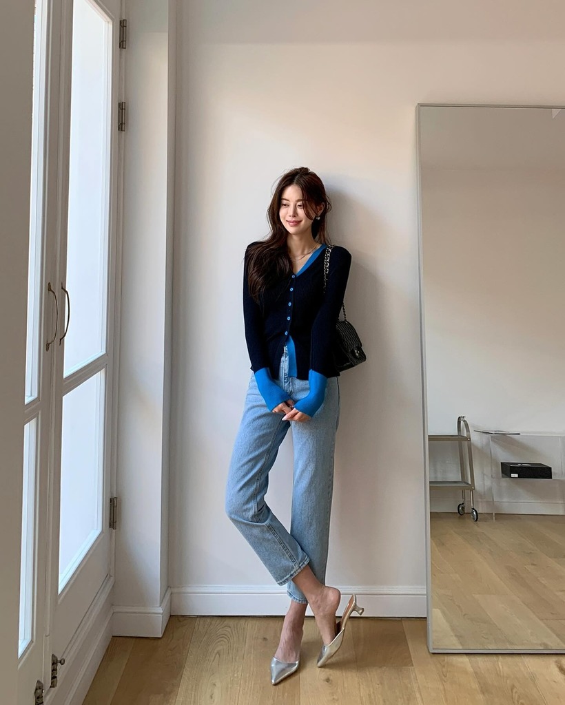 Khi thời tiết chuyển lạnh, chị em hãy thử nghiệm công thức gồm áo cardigan kết hợp với quần jeans ống đứng. Combo trên có sự đan xen giữa nét trẻ trung và vẻ nữ tính. Đôi giày cao gót ánh bạc không chỉ tăng vẻ long lanh mà còn tôn dáng hiệu quả.