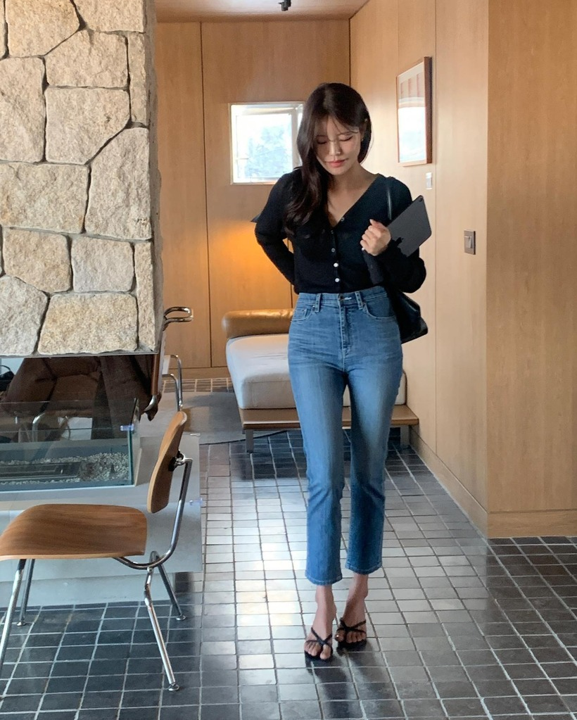 Áo cardigan và quần jeans xanh là sự kết hợp đơn giản nhưng vẫn cuốn hút. Để bộ cánh thêm chỉn chu và đứng dáng, chị em chỉ cần thực hiện một thao tác đơn giản, đó là sơ vin. Đôi sandal cao gót quai mảnh rất phù hợp với các bộ trang phục công sở.