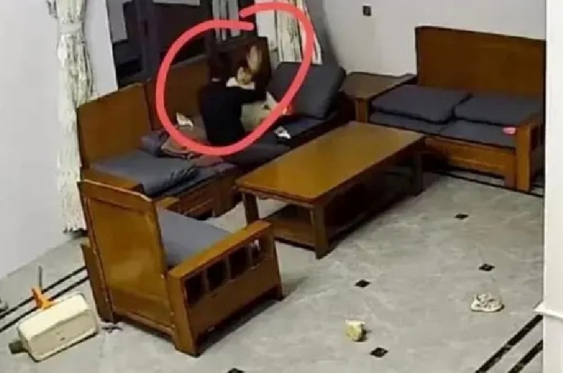 Hai ông bà thay phiên nhau tát đứa trẻ và hành động này kéo dài suốt 7 phút. Ảnh: Phụ nữ mới.