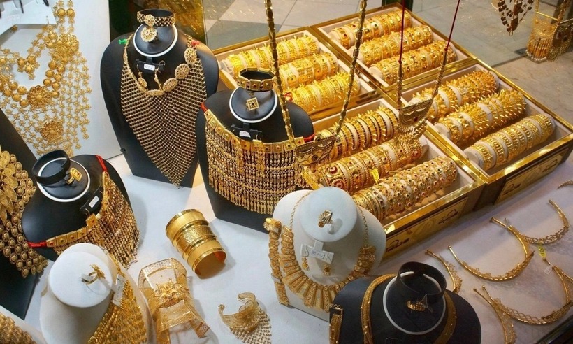 Đối với các chặng bay nội địa, không quy định cấm hay giới hạn số lượng vàng đeo khi lên máy bay.