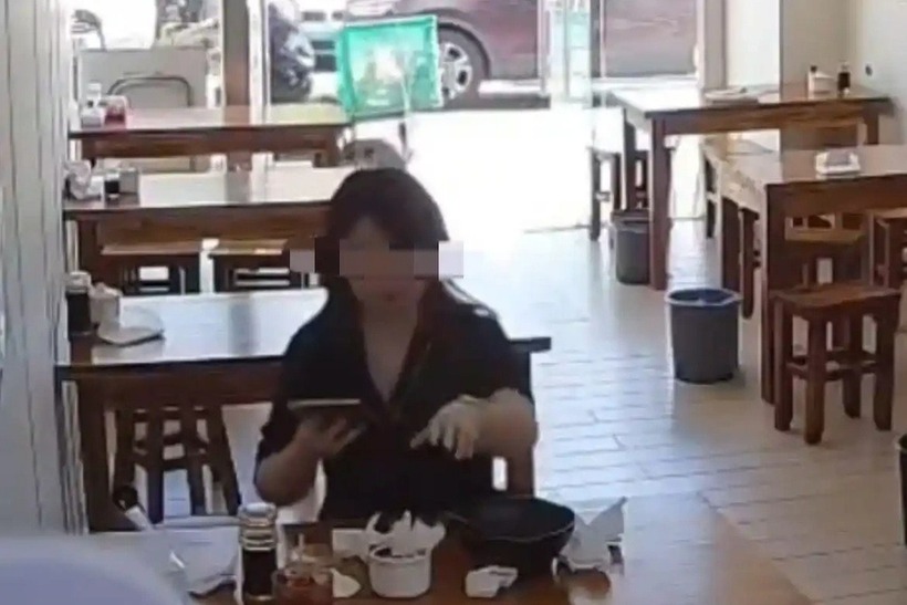 Thay vì bỏ vào thùng rác, người này lại ném thẳng số khăn giấy bẩn vào bát súp còn sót lại và đặc biệt là các lọ đựng gia vị trên bàn. Ảnh: Sohu.