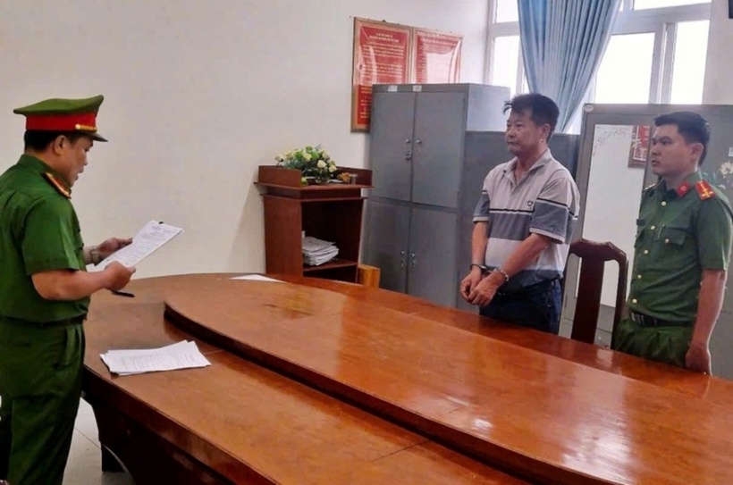 Hai cha con Nhan Công Trứ và Nhan Hải Duy bị khởi tố, bắt tạm giam để điều tra về hành vi “Lừa đảo chiếm đoạt tài sản”. Ảnh: Công An Nhân Dân