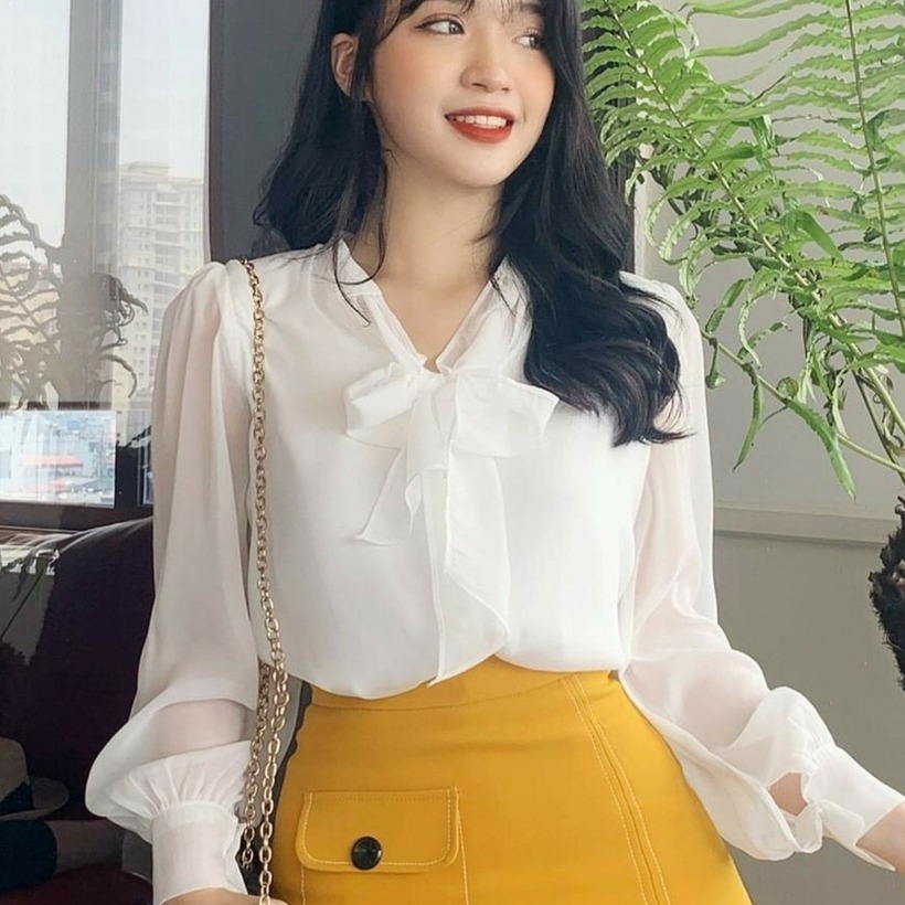 Áo blouse vải màn có thể gây cảm giác bí bách trong những ngày xuân hè. Ảnh minh họa.