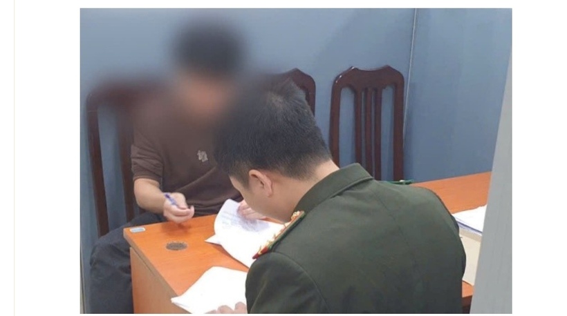 Phòng An ninh mạng và phòng, chống tội phạm sử dụng công nghệ cao lập biên bản xử lý trường hợp vi phạm. Ảnh: CACC.