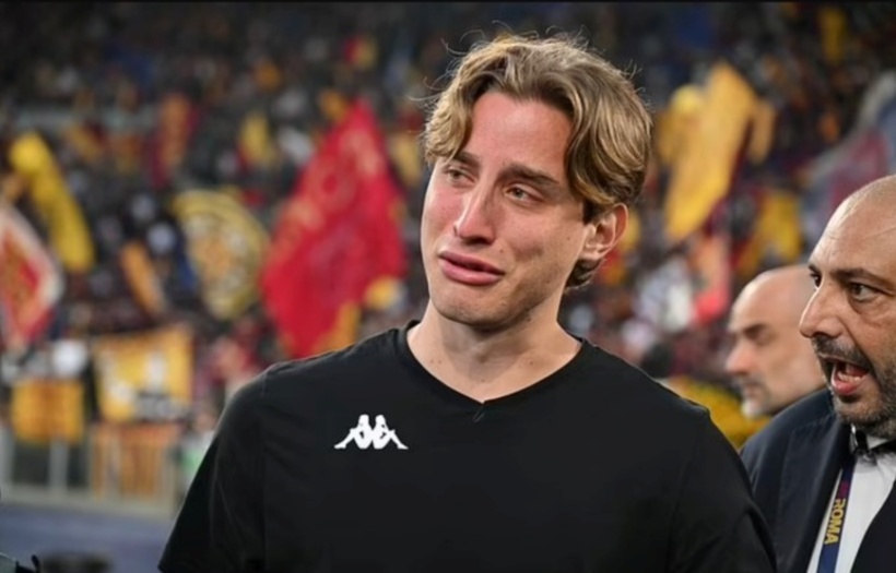 Edoardo Bove khóc khi từ biệt khán giả Roma. Ảnh: Action Plus