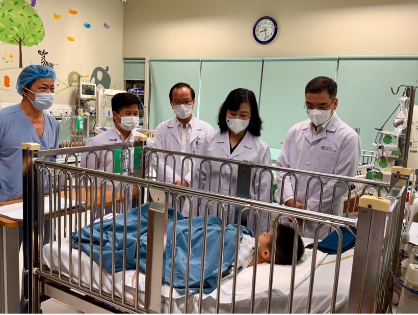 Bộ trưởng Bộ y tế Đào Hồng Lan đã đến thăm bé trai trong vụ việc