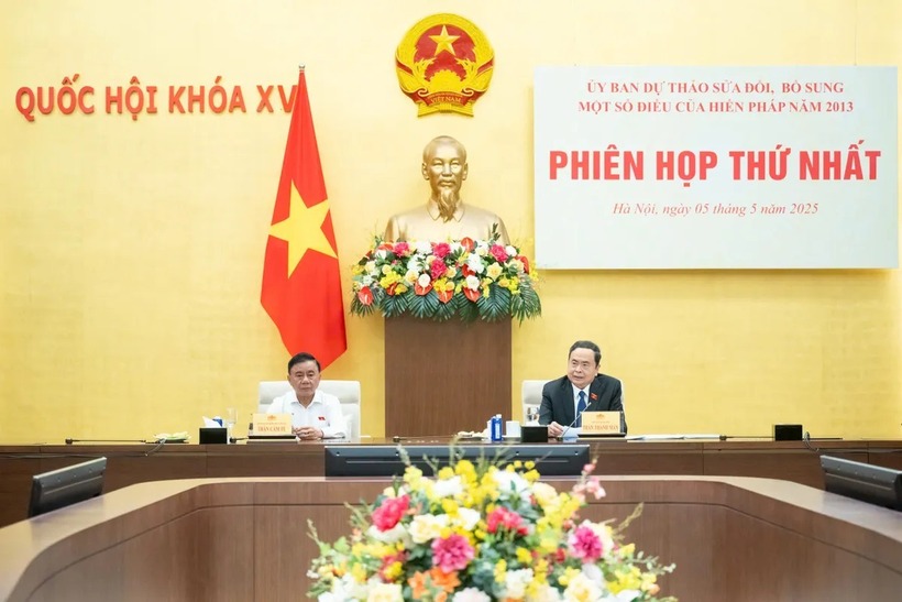 Chủ tịch Quốc hội Trần Thanh Mẫn và Thường trực Ban Bí thư Trung ương Đảng Trần Cẩm Tú tại Phiên họp thứ nhất của Ủy ban dự thảo sửa đổi, bổ sung một số điều của Hiến pháp năm 2013. Ảnh: Thời báo VTV