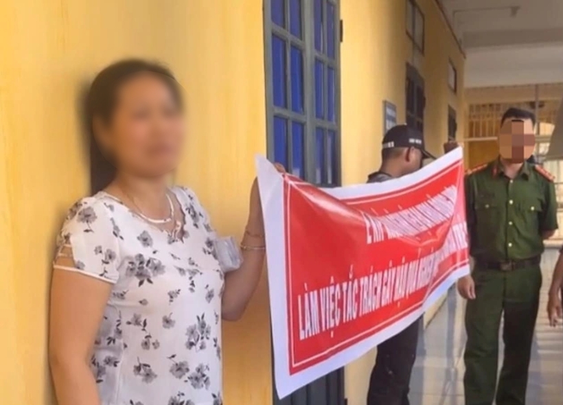 Người nhà sản phụ đến Bệnh viện Đa khoa huyện Đông Hưng yêu cầu làm rõ trách nhiệm của ê-kíp cấp cứu cho sản phụ và trẻ sơ sinh. Ảnh: VietNamNet