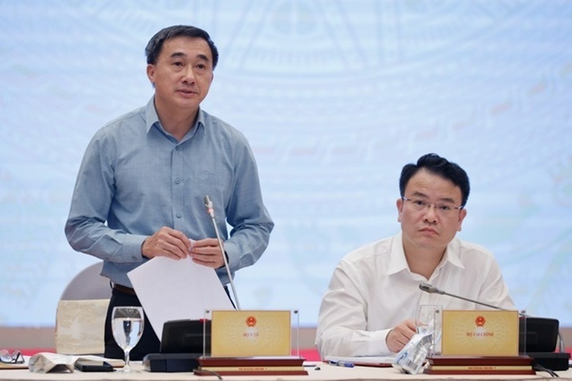 Thứ trưởng Bộ Y tế Trần Văn Thuấn trả lời tại họp báo. Ảnh: Nhật Bắc.