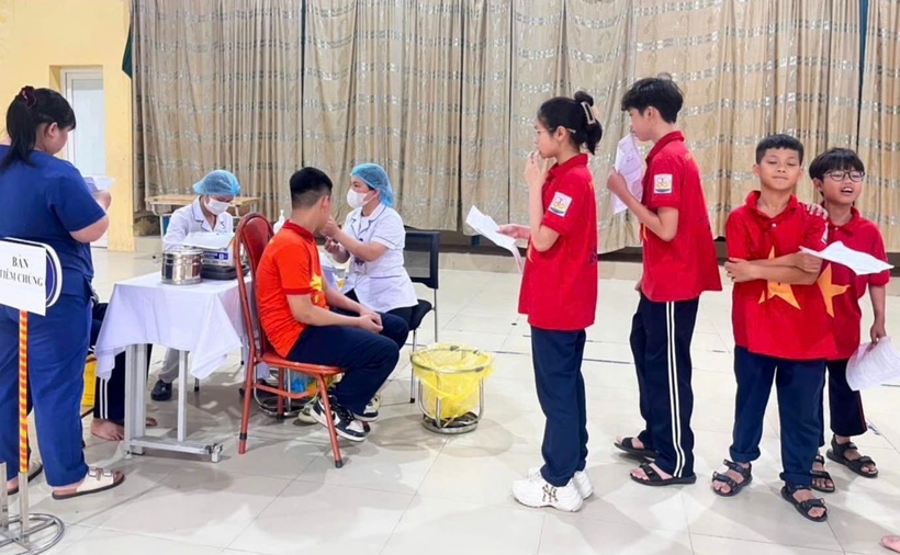 Học sinh Hà Nội được tiêm phòng vaccine sởi. Ảnh: Báo Tin tức và Dân tộc.