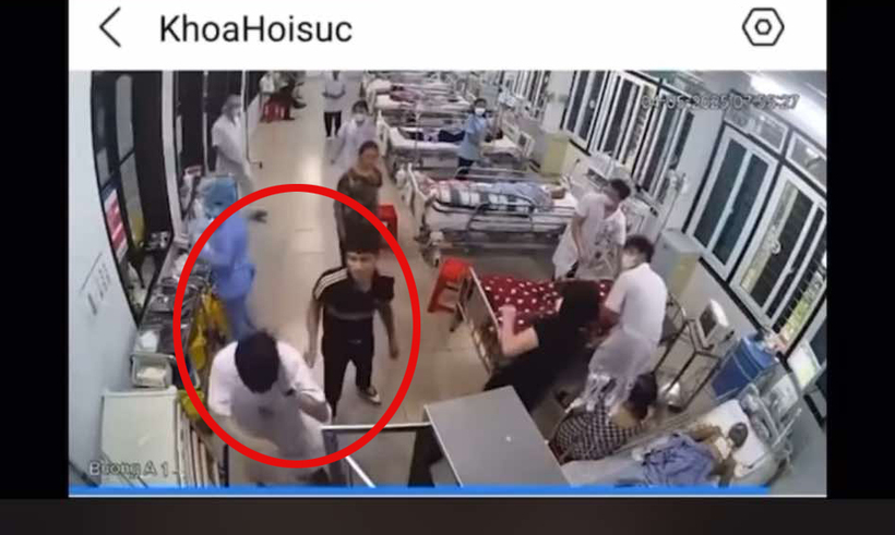 Hình ảnh ghi lại cảnh nhân viên y tế bị người nhà hành hung. Ảnh cắt từ clip
