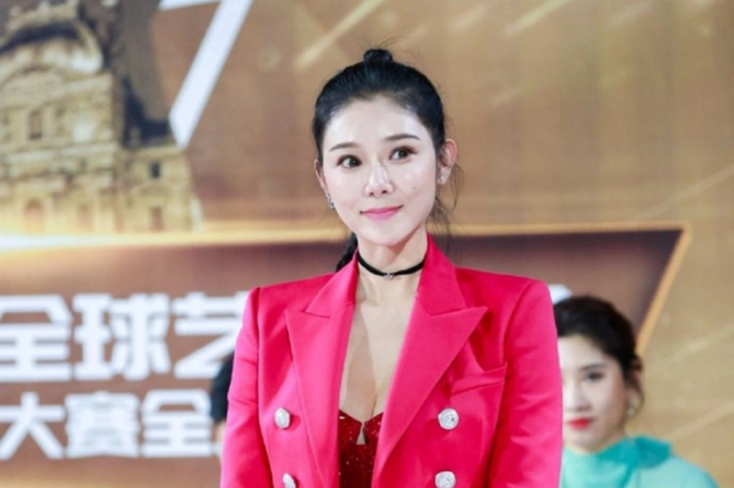 Triệu Nhã Kỳ xuất hiện tại một cuộc thi sắc đẹp.