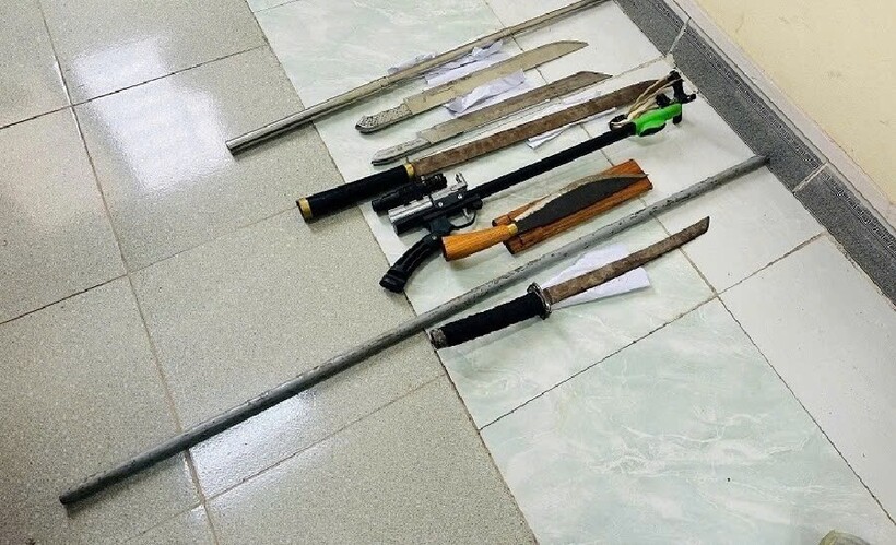 Tang vật thu giữ của hai nhóm đối tượng.