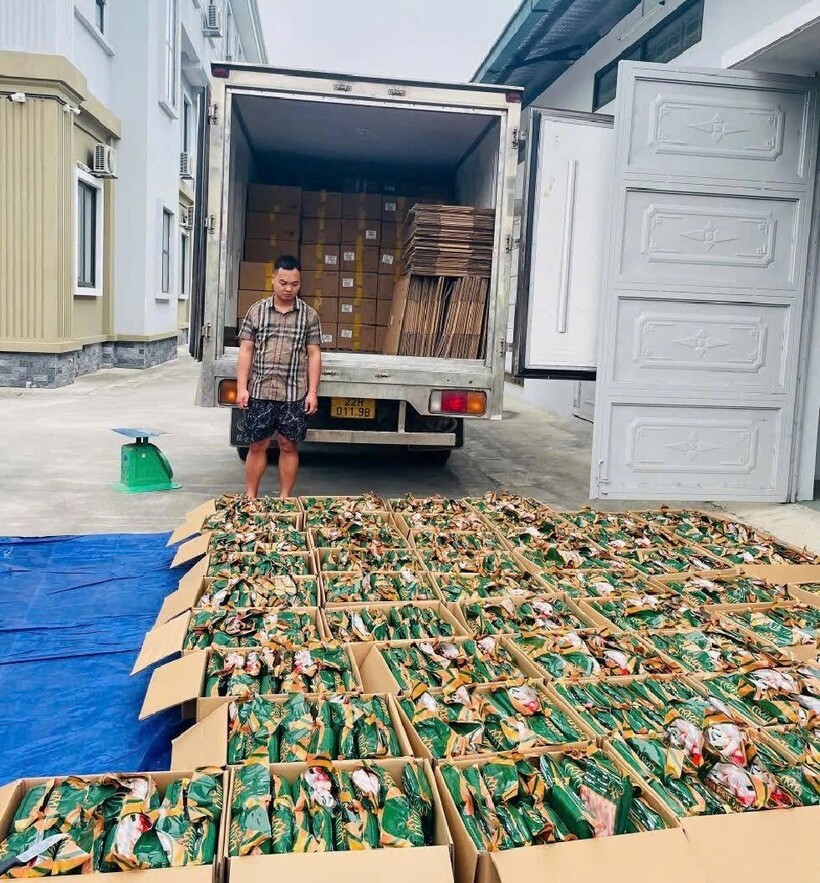 Số chân gà rút xương bị thu giữ.