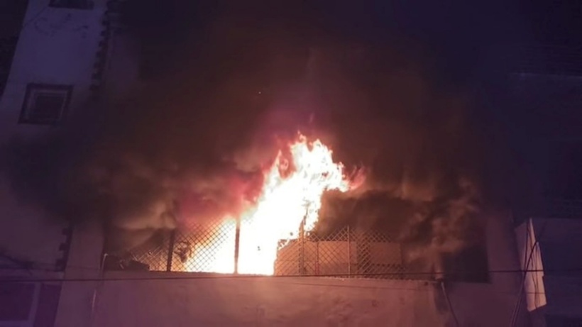 Ngọn lửa lớn bùng lên kèm theo khói đen cuồn cuộn. Ảnh: India Today