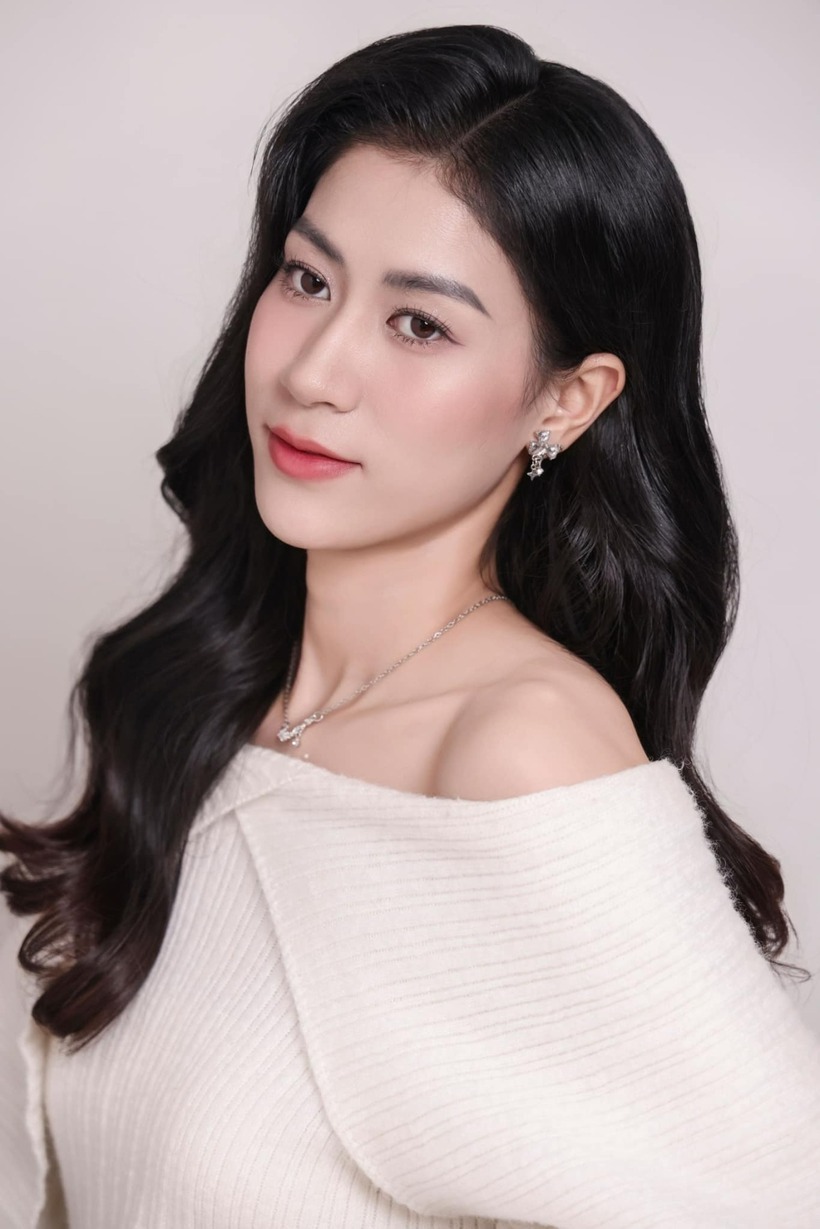 Hoàng Thị Kiều Trinh là một trong những gương mặt nổi bật của bóng chuyền nữ Việt Nam. Cô sở hữu vẻ ngoài xinh đẹp và làn da trắng sáng, luôn là cái tên nổi bật trong các phần thi bình chọn hoa khôi ở mỗi giải đấu.