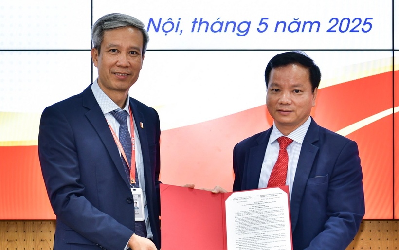 Đại học Bách khoa Hà Nội công bố bổ nhiệm GS. Vũ Văn Yêm (bên phải) giữ chức Phó giám đốc đại học.