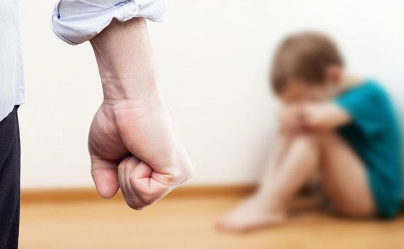 Hành vi bạo lực trẻ em là một trong các hành vi bị nghiêm cấm. (Ảnh minh họa)