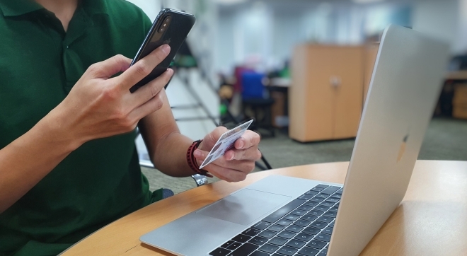 Cảnh giác thủ đoạn lôi kéo, dụ dỗ học sinh, sinh viên mở tài khoản ngân hàng để chiếm đoạt tài sản. Ảnh minh họa