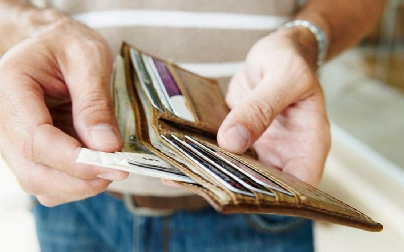 Trước khi đi ra ngoài, bạn nên sắp xếp lại ví tiền của bạn và chỉ mang theo số tiền bạn cần tiêu trong ngày.