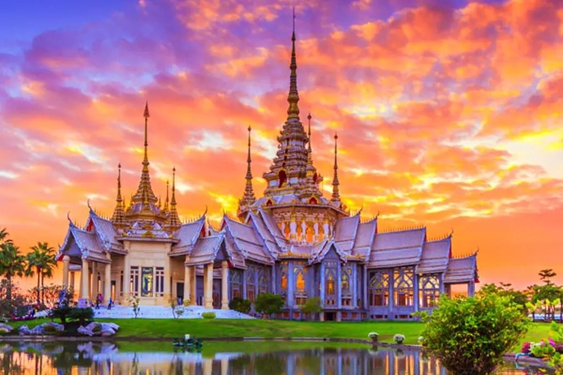Nếu đây là lần đầu đến Thái Lan, du khách được khuyên không nên thuê xe máy để tự đi lại.
