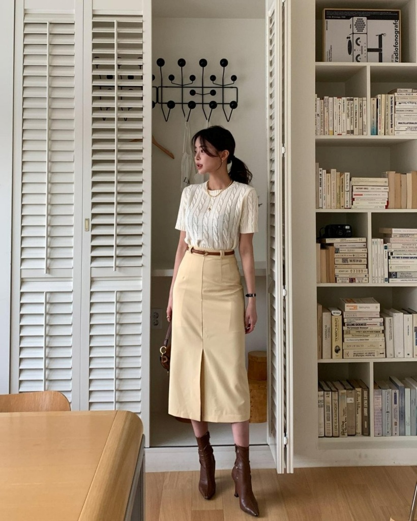 Áo len cộc tay là lựa chọn hoàn hảo cho những ngày trời trở lạnh, mang lại sự ấm áp mà vẫn giữ được phong cách thời trang. Mẫu áo này không chỉ thể hiện sự trẻ trung mà còn rất tinh tế. Khi kết hợp áo len cộc tay với chân váy suông, các chị em sẽ sở hữu một bộ trang phục đậm chất thanh lịch. Thêm vào đó, một đôi boots cao gót màu nâu sẽ càng làm tăng thêm vẻ sang trọng cho tổng thể outfit, tạo nên sự hòa quyện hoàn hảo giữa sự thoải mái và phong cách thời trang.