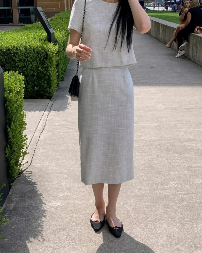 Để đơn giản hóa việc lựa chọn trang phục, các nàng có thể thử nghiệm với bộ đôi áo cộc tay và chân váy suông cùng tông màu. Set đồ này mang lại vẻ ngoài thanh lịch và trang nhã, rất phù hợp với không khí văn phòng. Kết hợp cùng đôi giày mũi nhọn sẽ giúp tăng thêm chiều cao và tạo ra sự uyển chuyển, tôn dáng một cách hoàn hảo.