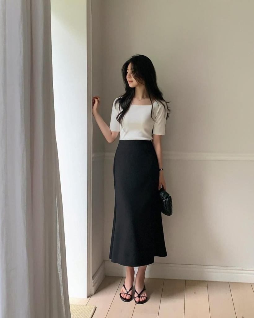 Bộ trang phục này là một sự lựa chọn tuyệt vời cho những cô nàng ưa chuộng phong cách tối giản. Với áo cổ vuông kết hợp cùng chân váy suông, set đồ mang đến nét dịu dàng và thanh lịch. Đặc biệt, đôi sandal cao gót không chỉ giúp kéo dài dáng vóc mà còn làm tăng thêm sự duyên dáng cho tổng thể outfit.