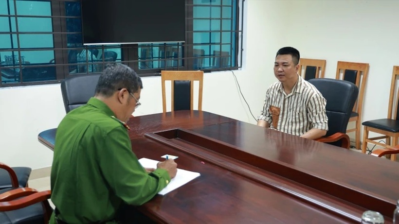 Đối tượng truy nã đặc biệt Ngô Đức Dũng ra đầu thú. Ảnh: Công Lý