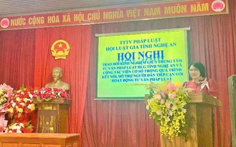 Luật gia Trần Thị Khánh Hương - Giám đốc Trung tâm tư vấn pháp luật phát biểu tại hội nghị.