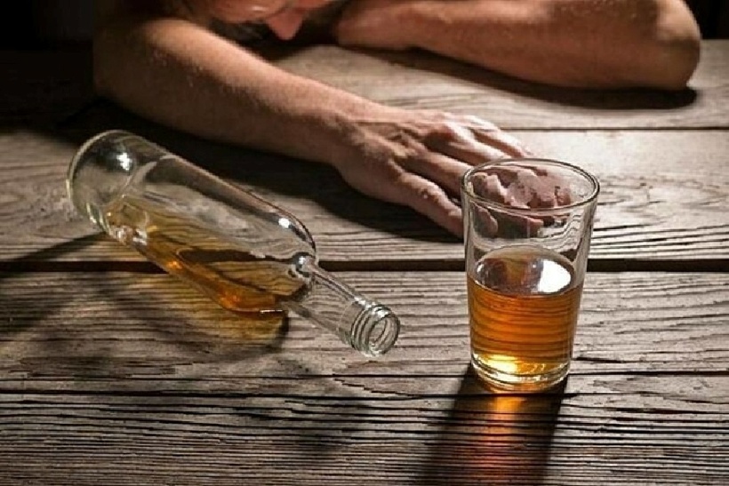 Người đàn ông 54 tuổi liệt nửa người, não tổn thương nghiêm trọng vì rượu. Ảnh minh họa.