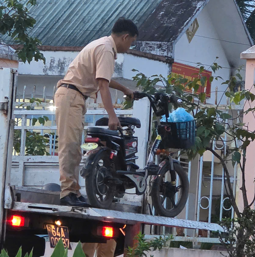 Điều tra lại, Công an tỉnh Vĩnh Long thu giữ xe đạp điện mà nữ sinh Nguyễn Ngọc Bảo Tr. điều khiển khi gặp nạn. Ảnh: Vietnamnet