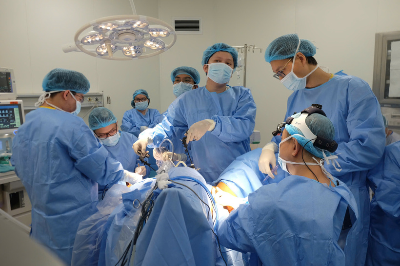Bác sĩ tiến hành phẫu thuật "sửa chữa" giúp bệnh nhân. Ảnh: BSCC
