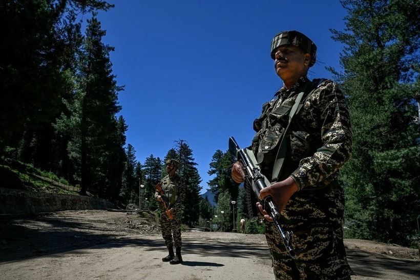 Lực lượng an ninh Ấn Độ tuần tra tại thị trấn Pahalgam, Kashmir - nơi xảy ra vụ tấn công khủng bố. Ảnh: News York Times