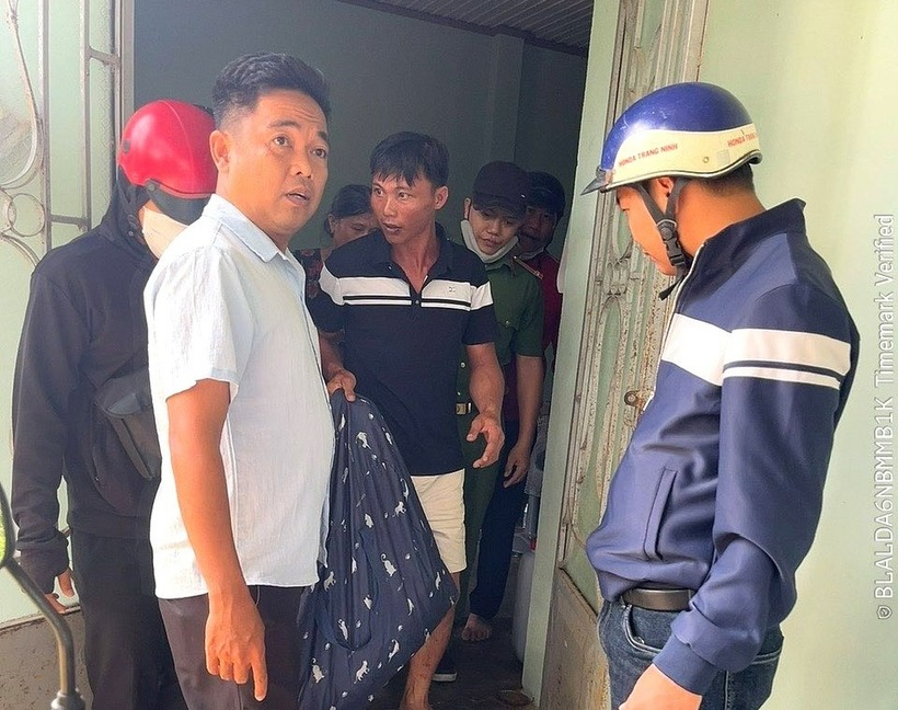 Đối tượng Hoàng Văn Phi (mặc áo thun, thứ 3 từ trái qua) lúc bị bắt. (Ảnh: Công an tỉnh Đồng Nai)