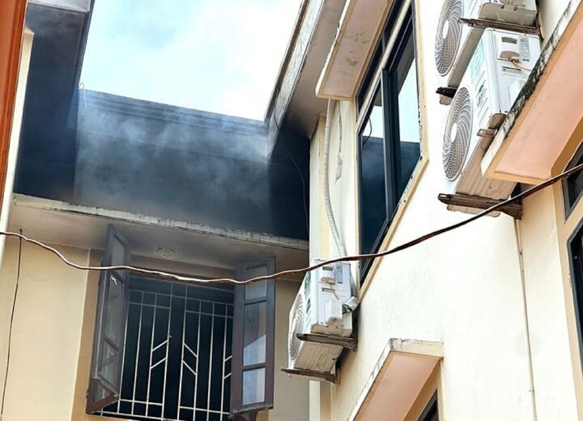 Khu vực phòng thí nghiệm Trường THPT chuyên Phan Bội Châu bất ngờ bốc cháy. Ảnh: VTC News