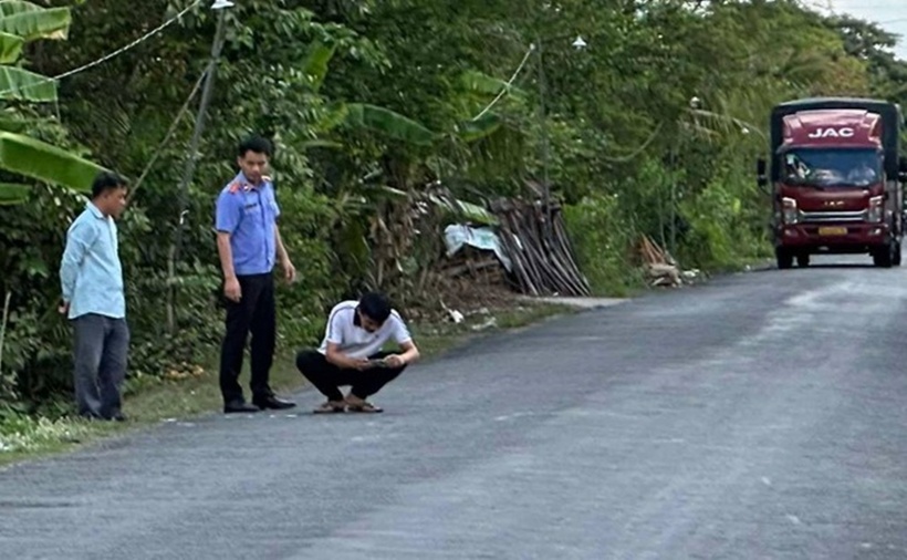 Ngày 6/5, Điều tra viên của Cơ quan Điều tra VKSND Tối cao kiểm tra hiện trường vụ tai nạn giao thông làm cháu Tr. tử vong. (Ảnh: Người lao động)