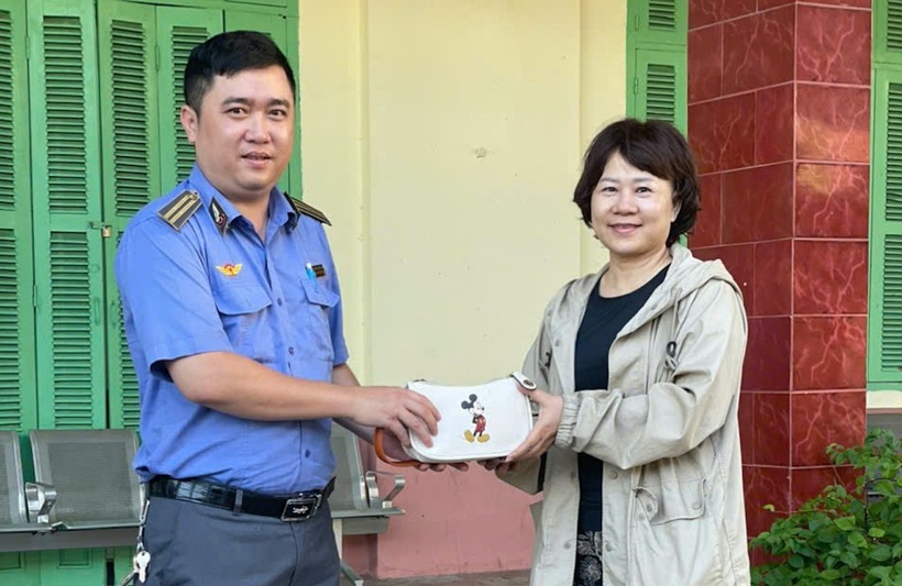 Hành khách nhận lại tài sản bỏ quên trên tàu. (Ảnh: VNR)