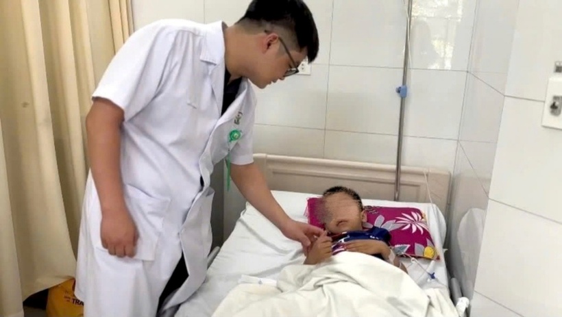 Bác sĩ thăm khám cho bệnh nhi. Ảnh: Dân Trí.