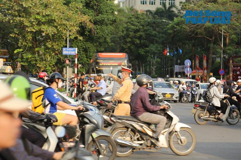 Ghi nhận của PV Đời sống & Pháp luật vào chiều 8/5, tổ công tác của Đội CSGT đường bộ số 3 (Phòng CSGT, Công an TP.Hà Nội) đã có mặt tại nút giao Nguyễn Chí Thanh - Huỳnh Thúc Kháng (Hà Nội) để điều tiết giao thông và xử lý nghiêm các trường hợp cố tình vi phạm