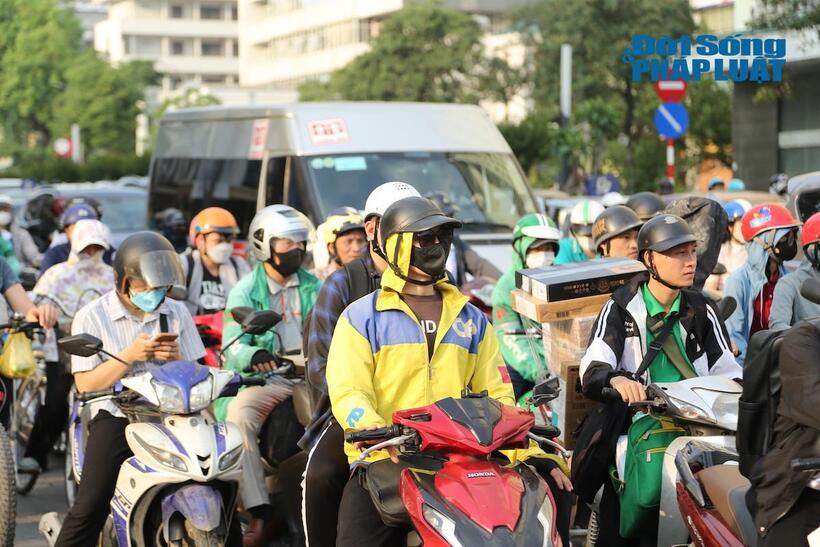 Loạt tài xế ngậm ngùi nhận mức phạt 5 triệu đồng vì đi xe máy lên vỉa hè - 2