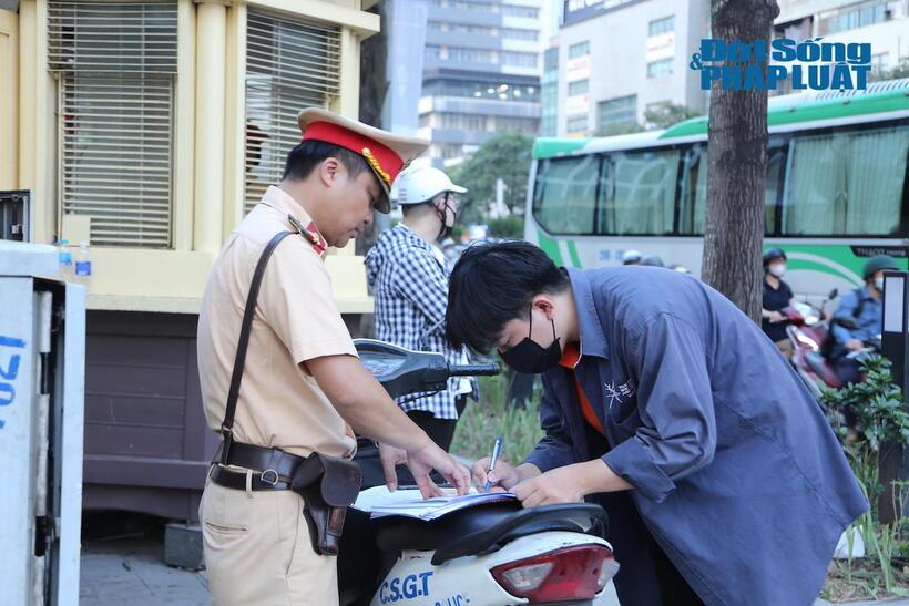 Với hành vi này, người vi phạm có thể bị xử phạt tới 5 triệu đồng và bị trừ 2 điểm trên giấy phép lái xe theo quy định tại Nghị định 168