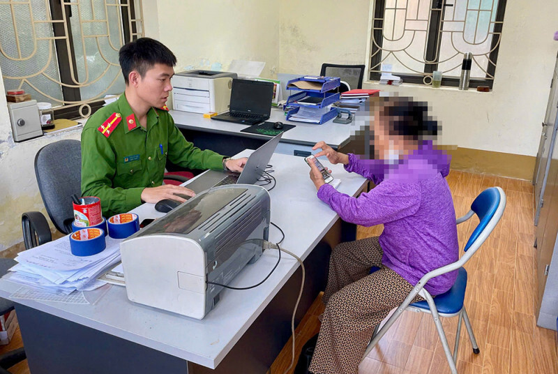 Nhờ sự giúp đỡ của công an phường Thảo Nguyên, bà L. đã tránh được vụ lừa đảo. (Ảnh: Cơ quan công an)