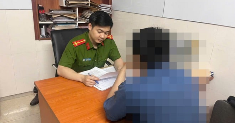 Công an phường Thanh Xuân Bắc làm việc với bị hại. (Ảnh: Linh Nhi)