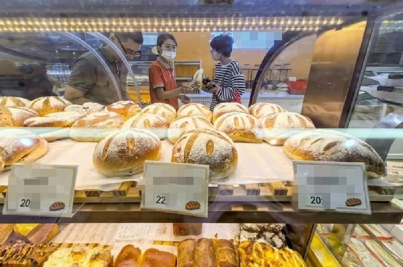 Được chế biến từ các loại dược liệu quen thuộc như đương quy, phục linh, hạt sen, vỏ quýt, những chiếc bánh này có sáu hương vị đa dạng và được bán với mức giá bình dân. Ảnh: Saostar.