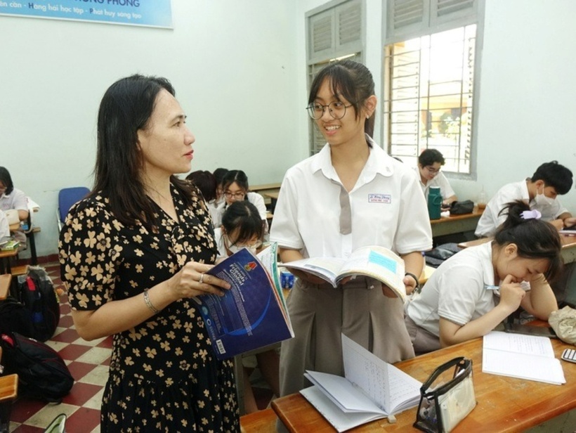 Giáo viên tiếng Anh tại Trường THPT chuyên Lê Hồng Phong (TP.HCM) trong một tiết học. Ảnh: Tuổi Trẻ Online