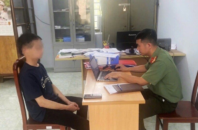 Lực lượng chức năng làm việc với các trường hợp vi phạm.